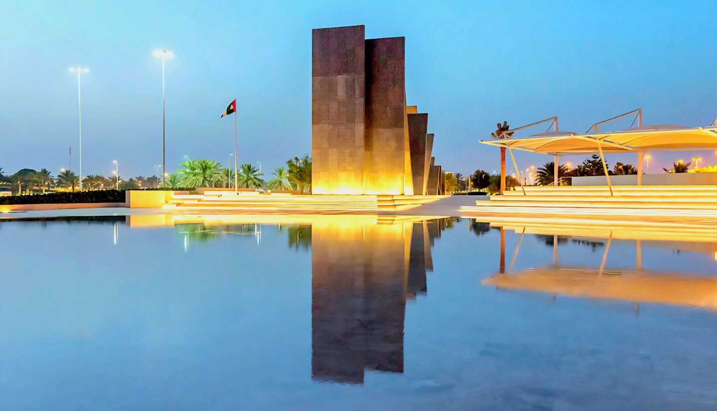 Das Denkmal besteht aus 31 Aluminiumtafeln, die Einheit und Zusammenhalt zwischen Führung und Volk in den VAE symbolisieren.