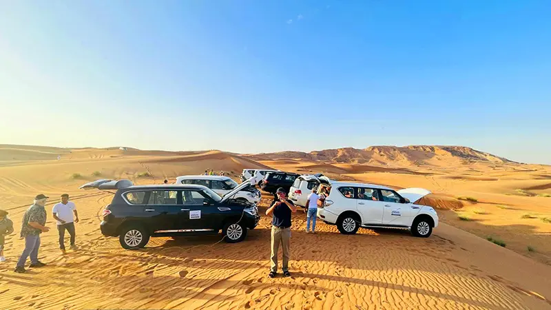 Fotostopp in der Wüstensafari – genießen Sie die atemberaubende Stille und Schönheit der arabischen Wüste.