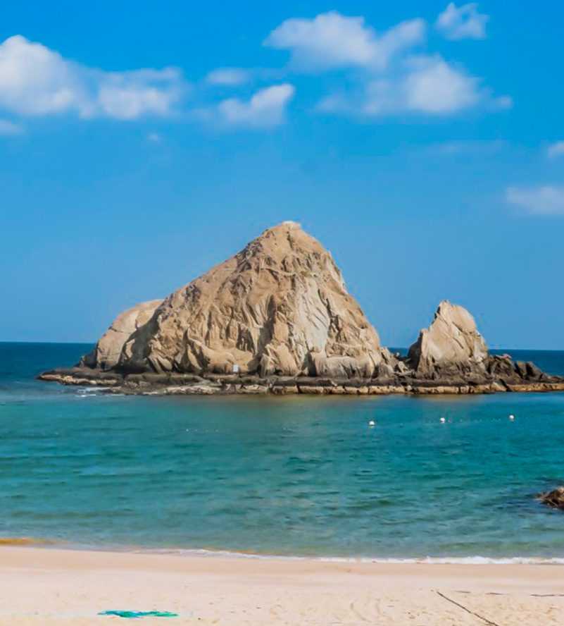 „Die Snoopy Island ist eine kleine Felseninsel vor der Küste des Gebiets Al Aqah im Emirat Fujairah, Vereinigte Arabische Emirate.“