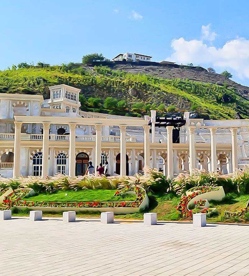 Khorfakkan Amphitheatre am Fuße des Jebel Al Sayid, mit Blick auf den Strand von Khorfakkan.