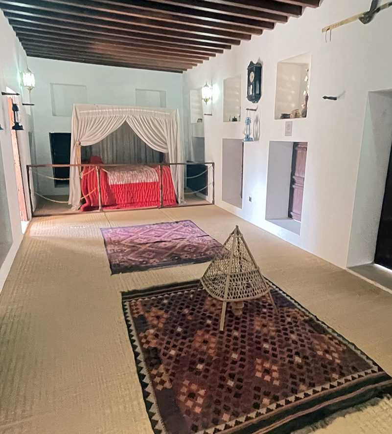 A man kindly offers food to a woman and another man oase Al Ain()-