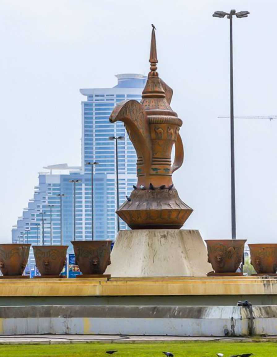 Ostküste Fujairah-A tall wooden pole standing upright in an open space