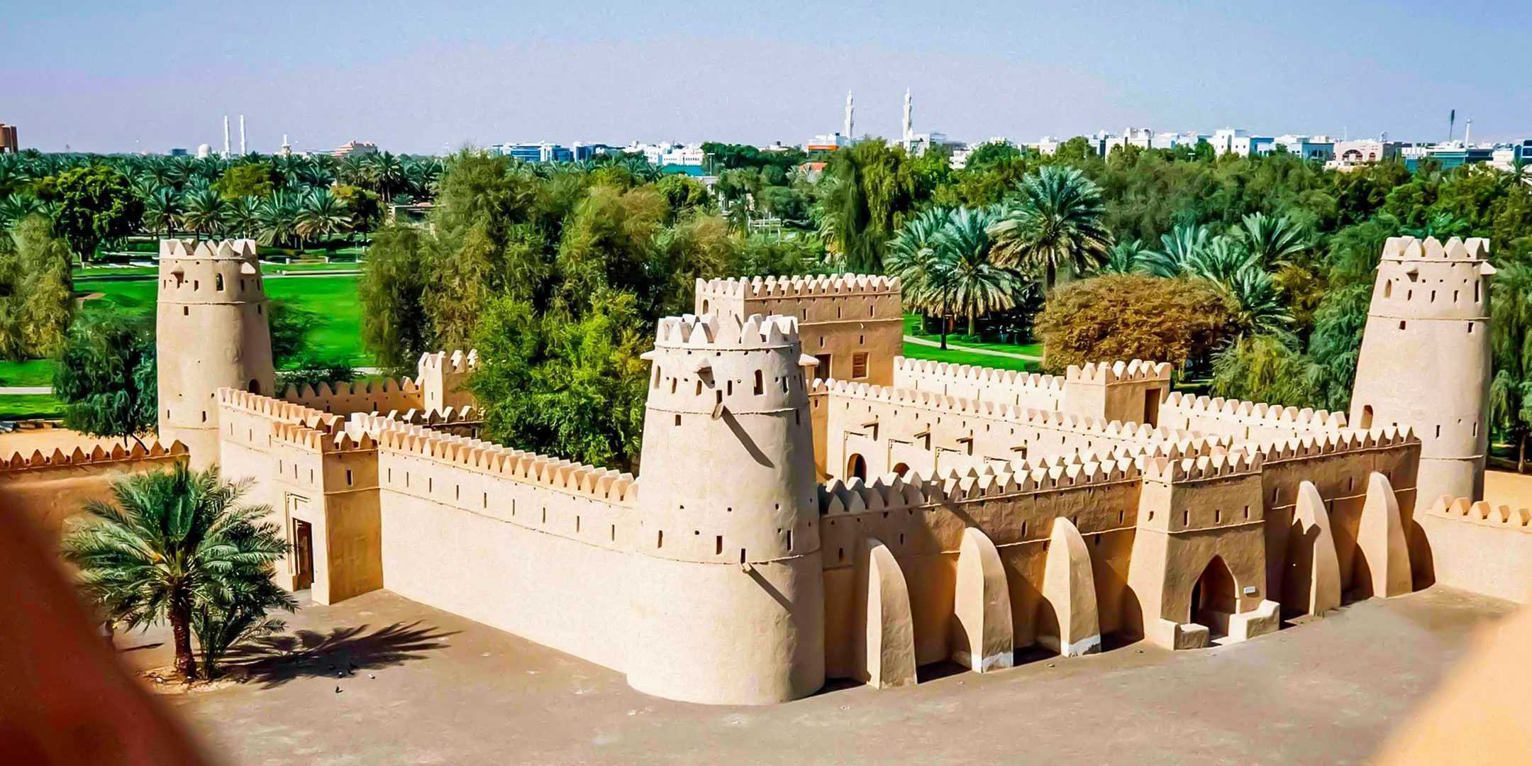 Al Jahili Fort in Al Ain – historisches Fort, das die umliegenden Palmenhaine schützt.