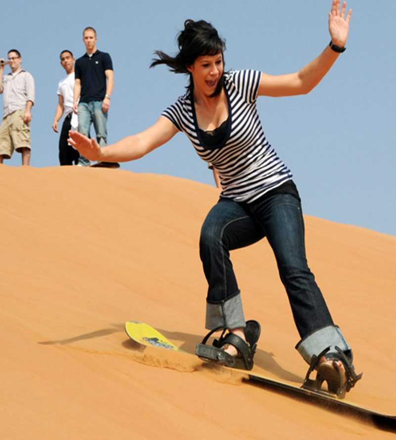 Sandboarding in der Wüste – ein einzigartiges Wüstenerlebnis mit Abenteuer und traditioneller Atmosphäre in den VAE.