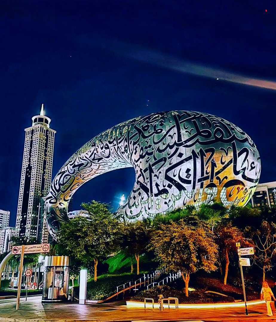 Futuristisches Museum in Dubai – ikonisches Gebäude aus Glas und Edelstahl.