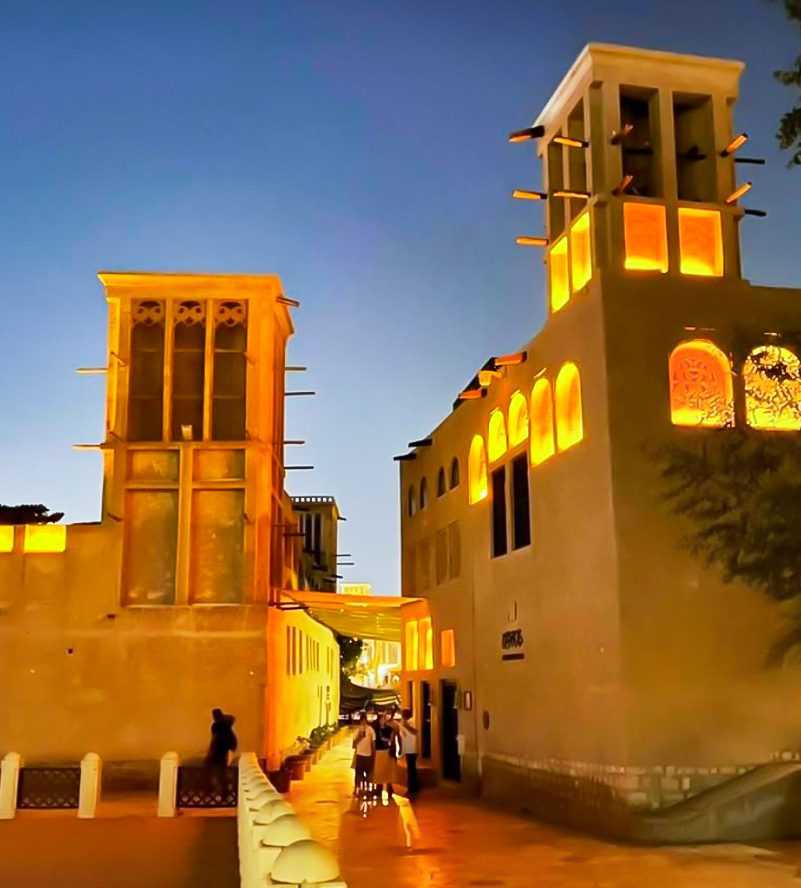 „Al Fahidi ist eines der ältesten Viertel Dubais und beeindruckt mit engen Gassen, traditionellen Häusern und den berühmten Windtürmen als frühe Klimaanlagen.“