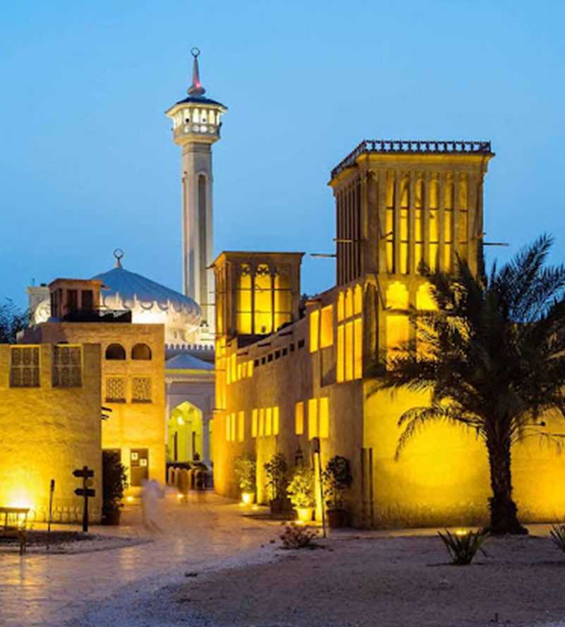 „Das historische Viertel Al Fahidi (früher bekannt als Al Bastakiya) in Dubai. Das Viertel zeichnet sich durch seine engen Gassen und traditionellen Gebäude aus Korallenstein und Gips aus. Zudem sind im Hintergrund die charakteristischen Windtürme (Barjeel) zu sehen, die als frühe Form der Kühlung und Klimatisierung in der Region gelten.“