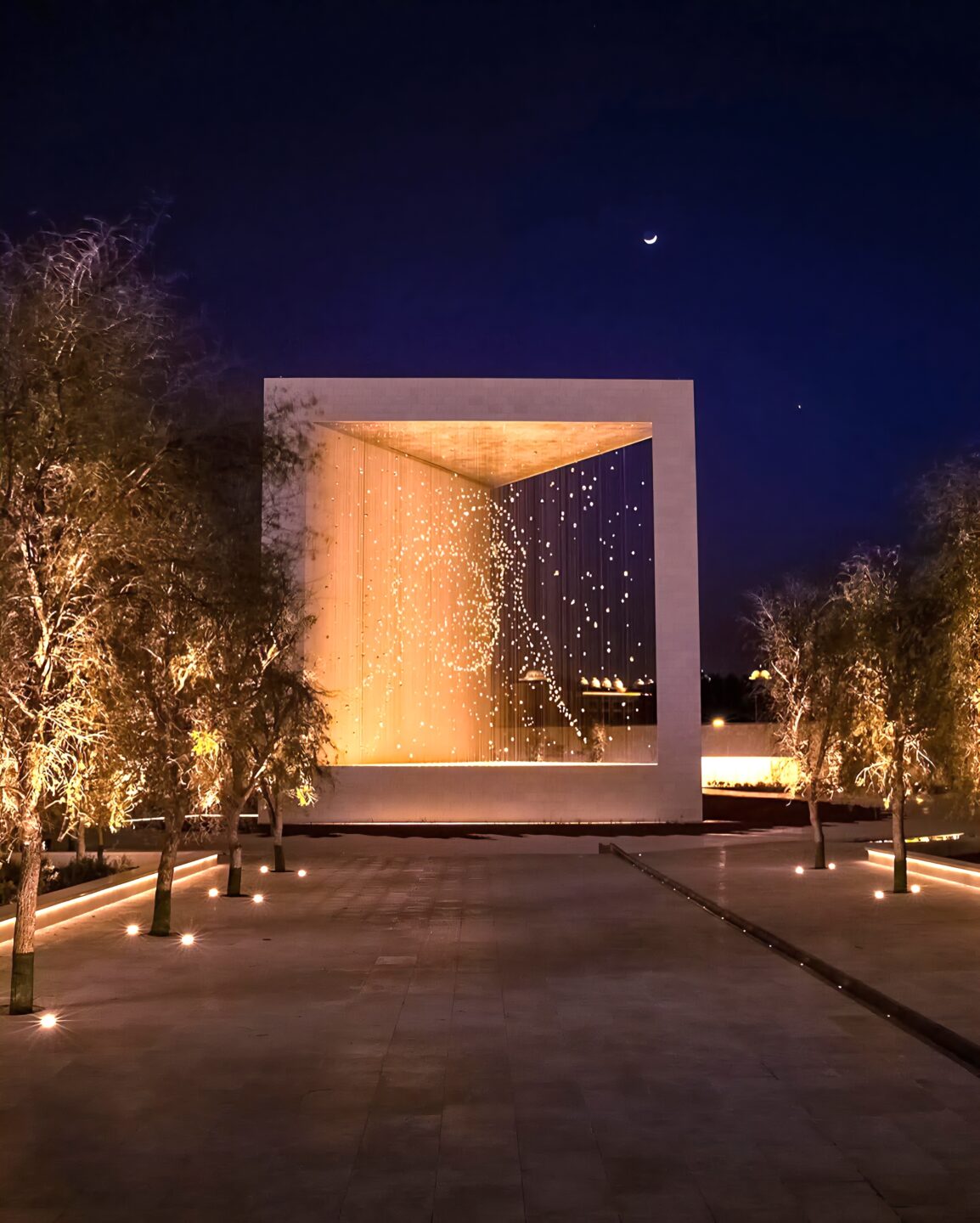 Bei Nacht leuchten die Formen wie Sterne und symbolisieren Scheich Zayeds führende Rolle für die VAE und ihr Volk.