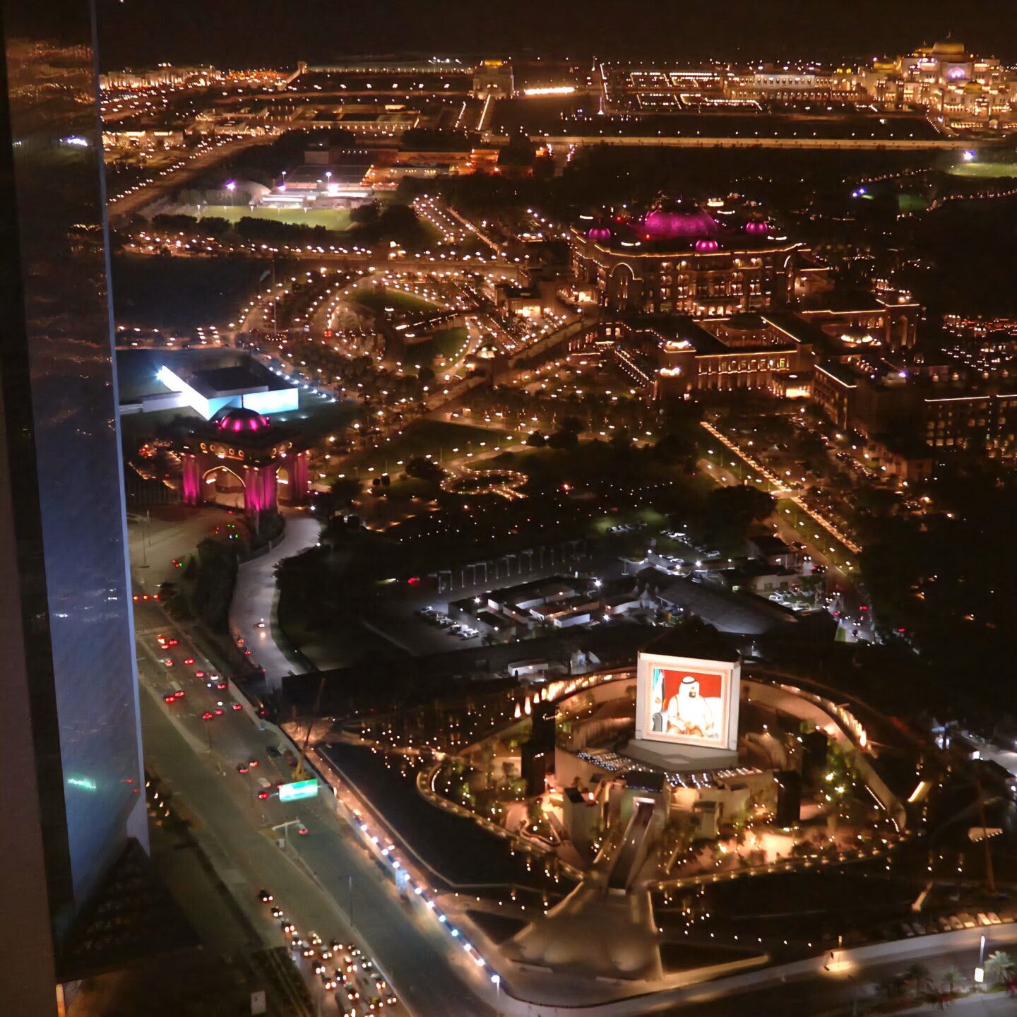 Der Zauber von Abu Dhabi bei Nacht – die Stadt erstrahlt im Lichterband.