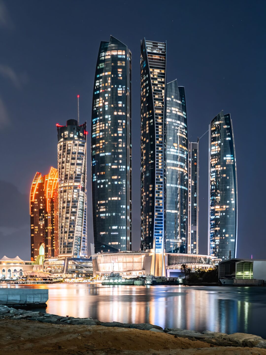 Beleuchtete Etihad Towers mit Aussichtsplattform am Abend in Abu Dhabi – ein spektakulärer Blick über die Stadt.