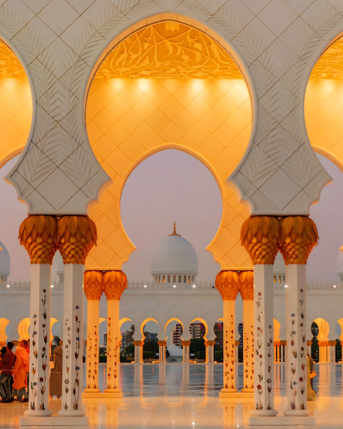 Säulen, Kuppeln und Innenhof der Scheich-Zayed-Moschee – ein atemberaubendes Abendpanorama in Abu Dhabi.