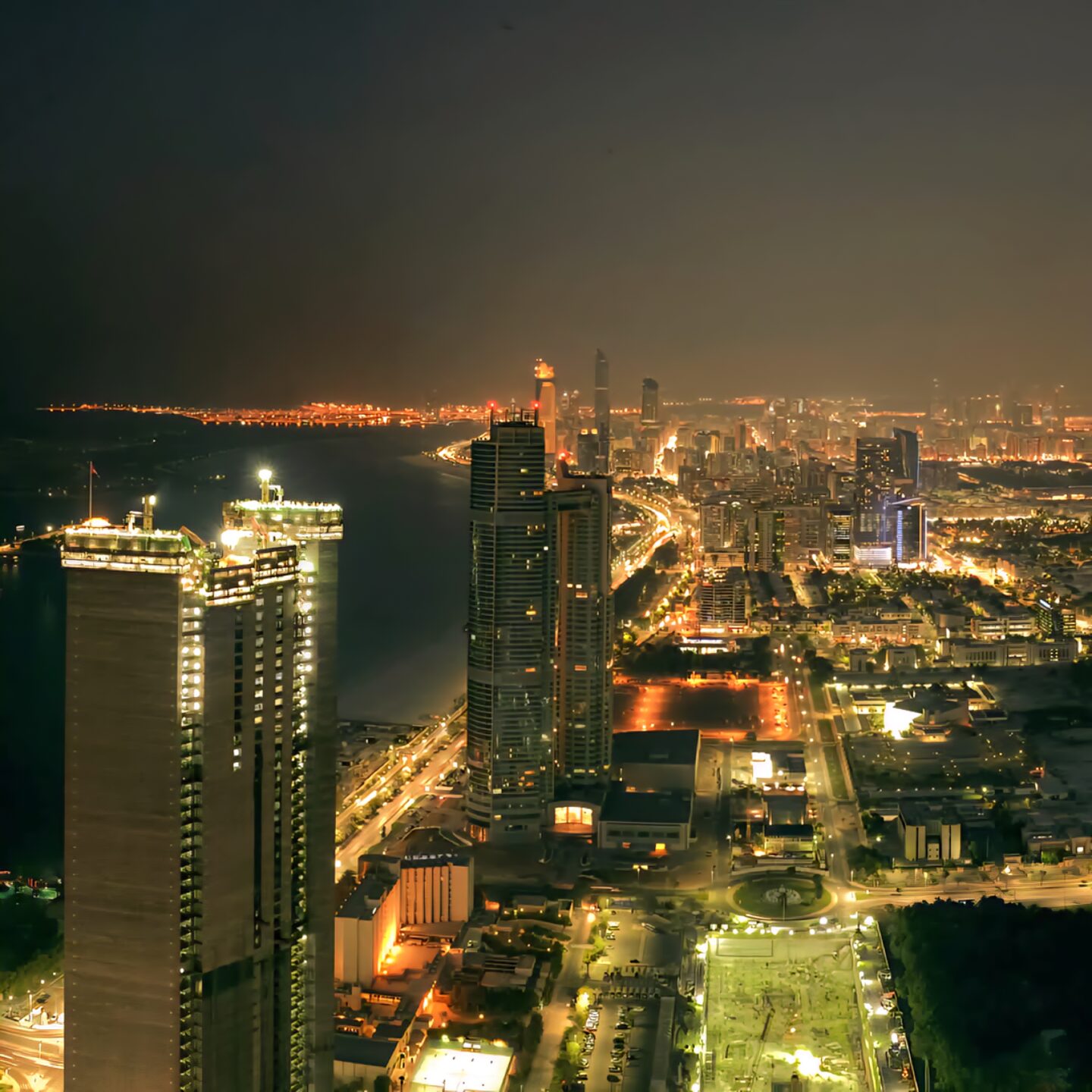 Abu Dhabi bei Abendlicht mit Blick auf die Corniche – ein malerisches Panorama der Stadt.