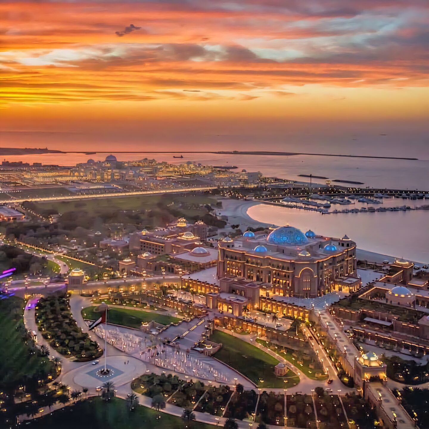 Emirates Palace und Qasr Al Watan von oben bei Abendlicht – beeindruckende Nachtansicht von Abu Dhabi.