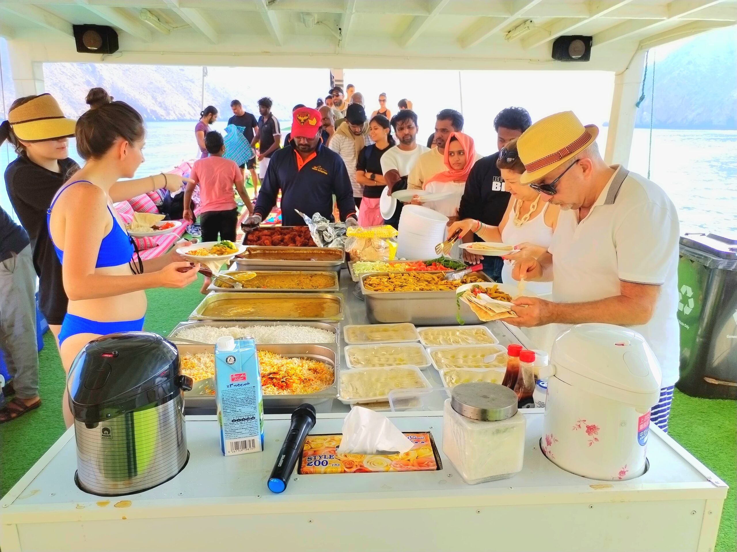 „Enjoy a delicious lunch buffet during your snorkeling trip in Dibba Musandam, Oman. Relax after snorkeling and savor local specialties onboard the boat.“