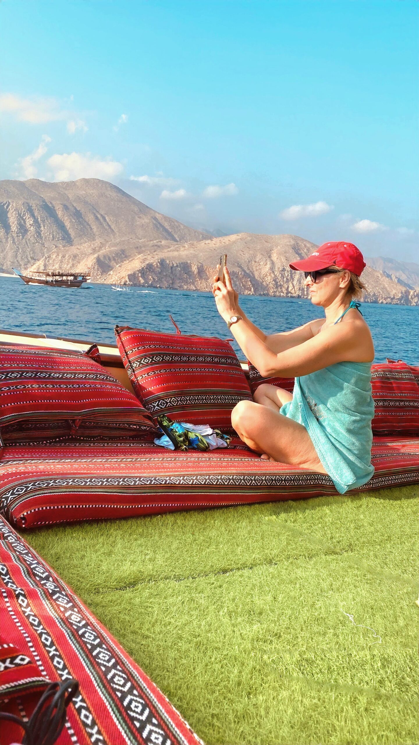„Capture an unforgettable selfie moment between the majestic mountains of Musandam during your boat trip. The stunning landscapes and clear waters provide the perfect backdrop for memorable photos.“
