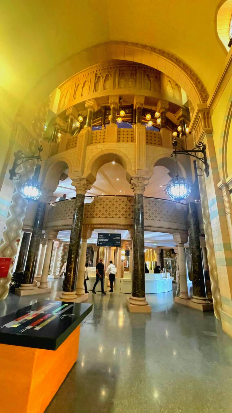 Die Haupteingangshalle des Museums für Islamische Zivilisation in Sharjah