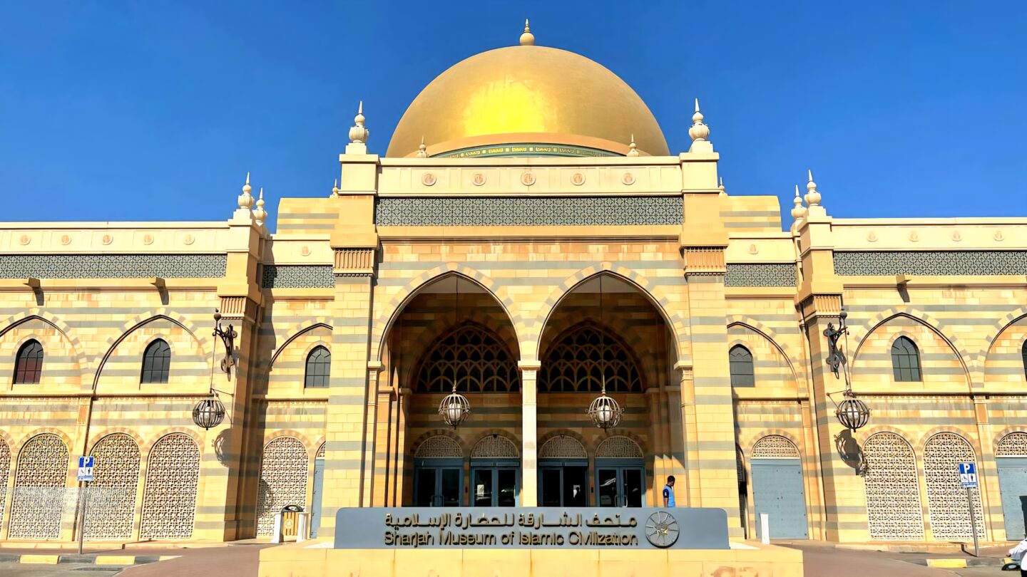 Ein Foto direkt vor dem Burj Al Arab Hotel – ikonisches Wahrzeichen Dubais erleben