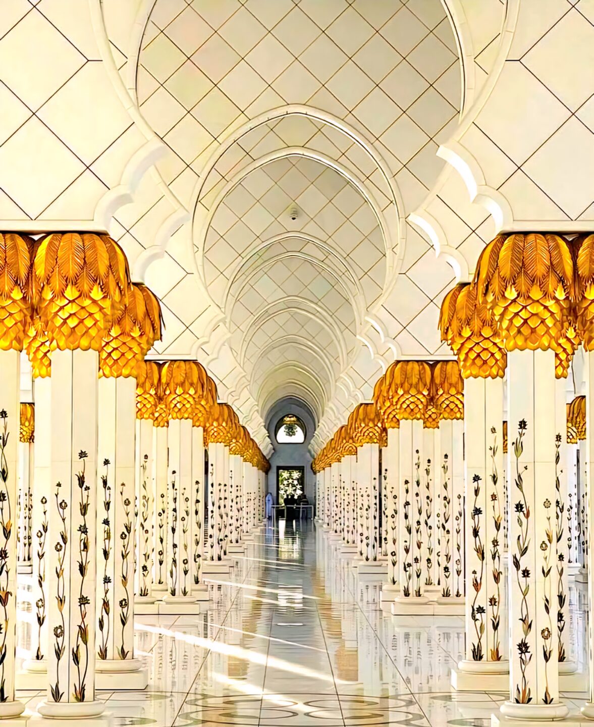 Die sechsseitigen Säulen sind mit weißen Marmorplatten verkleidet und mit Halbedelsteinen eingelegt, wobei eine Technik namens „Pietra doura“ verwendet wird