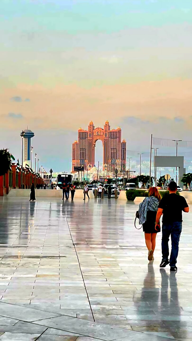 Abu Dhabi bei Sonnenuntergang an der Marina Corniche – malerische Aussichten am Wasser.