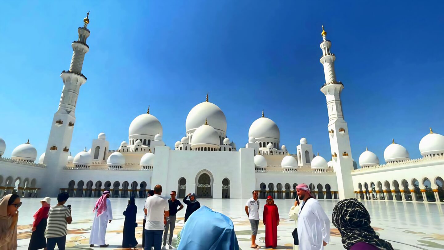 Die Große Moschee ist eine lebendige Referenz moderner islamischer Architektur, die durch ihre exquisite Ästhetik und einzigartigen Sammlungen Merkmale und Elemente verschiedener Kulturen der islamischen Zivilisation vereint, die zum weltweiten Fokus geworden sind