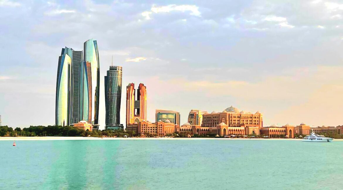 Ein Atemberaubender Blick Vom Breakwater Auf Die Etihad Towers Und Das Emirates Palace Hotel In Abu Dhabi, Mit Der Funkelnden Kulisse Des Arabischen Golfs.