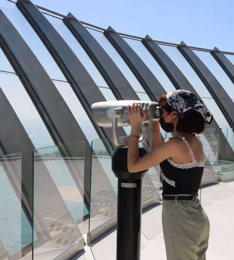 The View at The Palm, Aussichtsplattform auf Ebene 52 – bietet die besten Panoramablicke auf Dubai, von der Palm Jumeirah bis zum Burj Khalifa, beliebtes Touristenziel und Fotospot in den VAE.