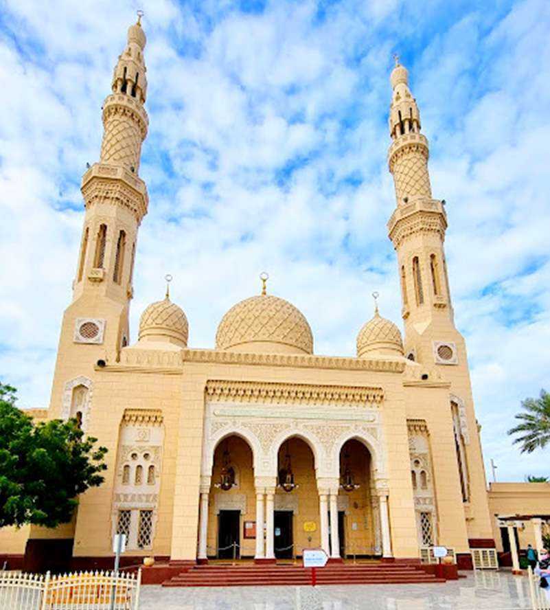 The majestic Grand Mosque of Abu Dhabi, a symbol of architectural brilliance and spiritual devotion