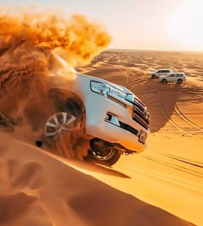 Sanddünen in der Wüste bei Morgensafari Goldene Sanddünen während der Morgensafari – spektakuläre Wüstenlandschaft im Sonnenaufgang.