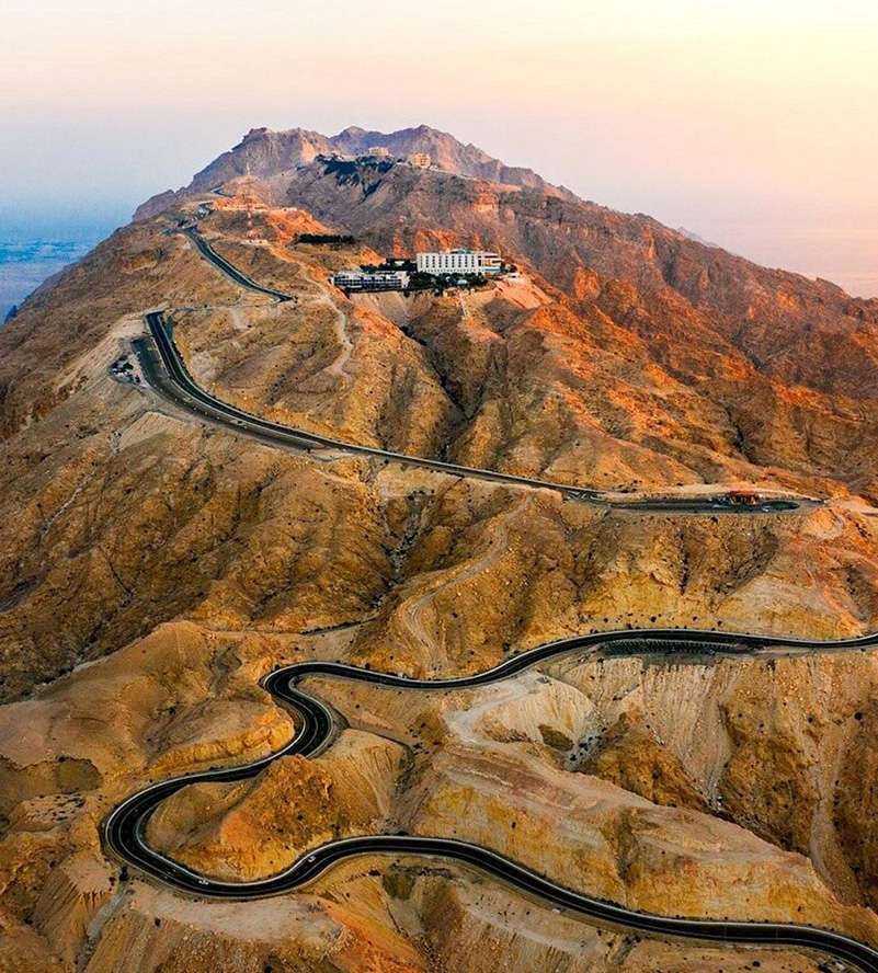 desert road winding towards the Sea oase Al Ain