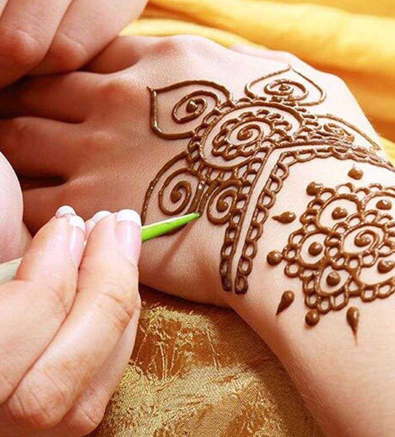 painting a hand in Abu Dhabi United Arab Emirates