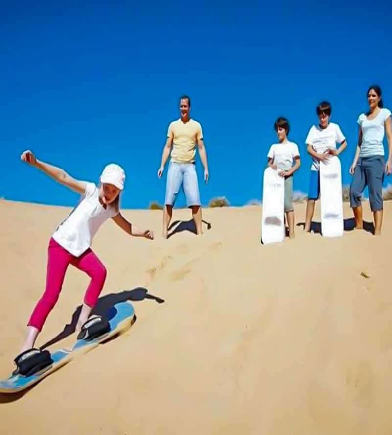 Sandboarding in der Wüste – ein einzigartiges Wüstenerlebnis mit Abenteuer und traditioneller Atmosphäre in den VAE.