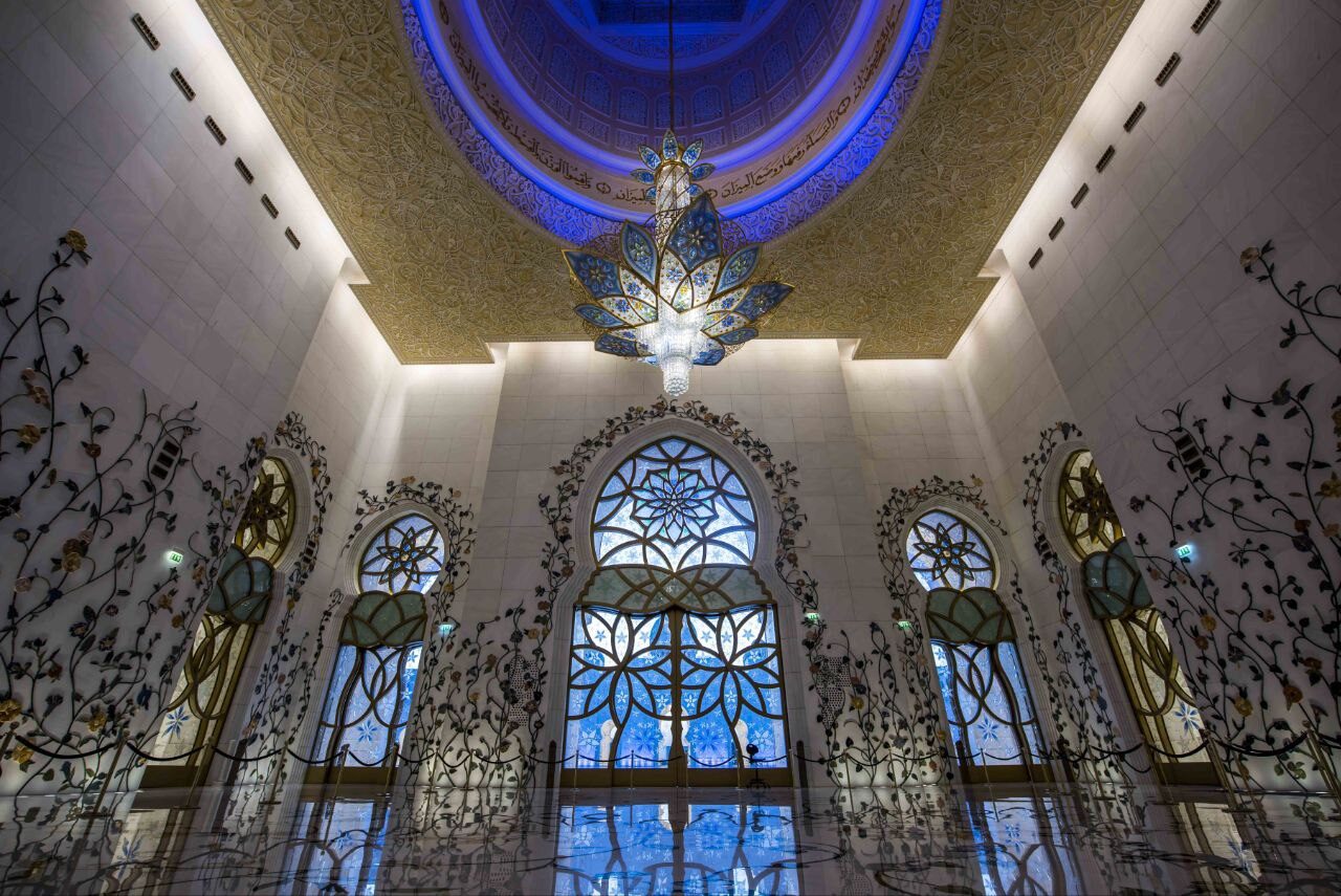 Blumenranken klettern und winden sich in eleganten Mustern an den Wänden und erwecken so den schönen Anschein lebender Pflanzen