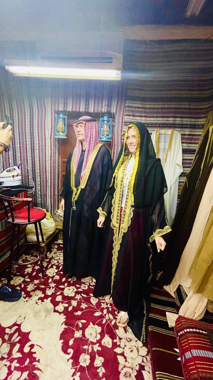 Traditionelle emiratische Kleidung im Heritage Village Abu Dhabi – ein Einblick in die Kultur und das Erbe der VAE.