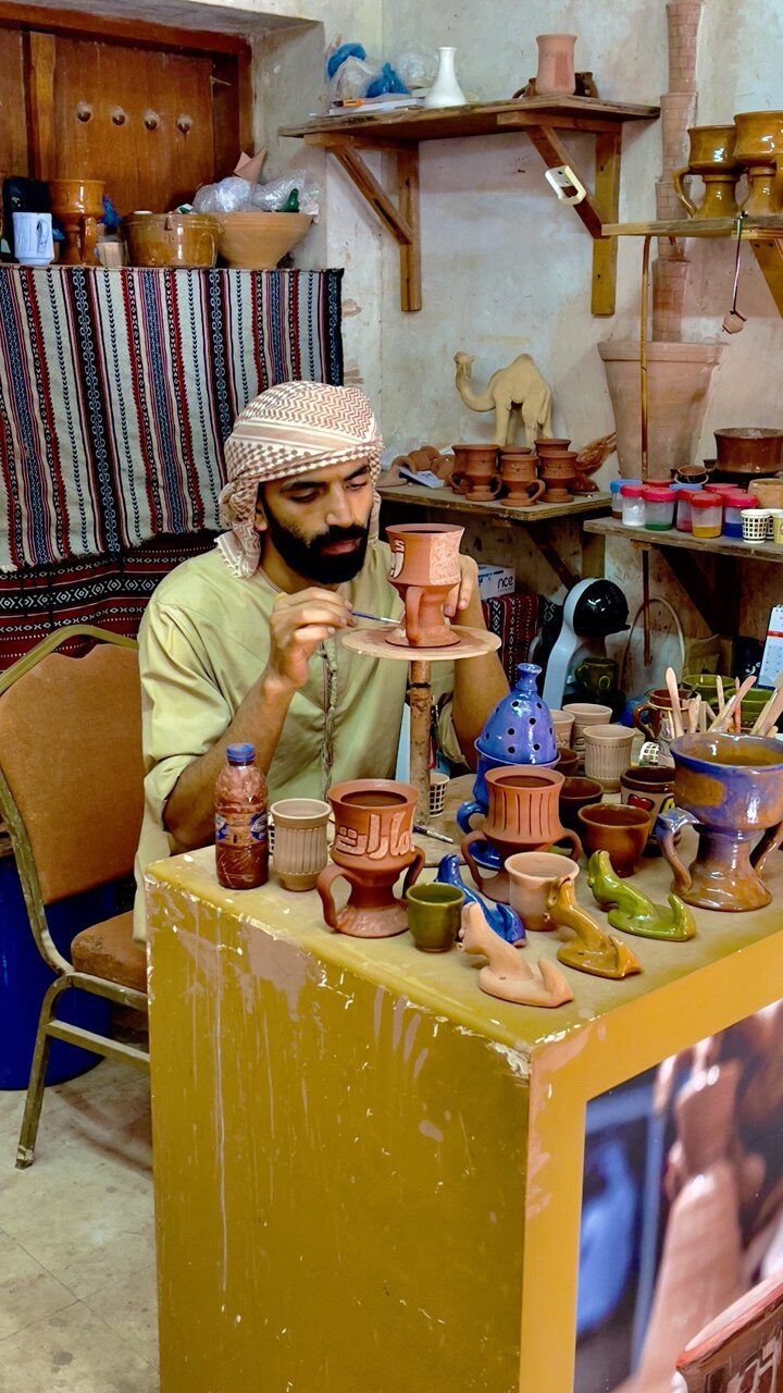 Tradition hautnah: Alte Handwerkskunst und Bräuche der Einheimischen im Heritage Village Abu Dhabi erleben.