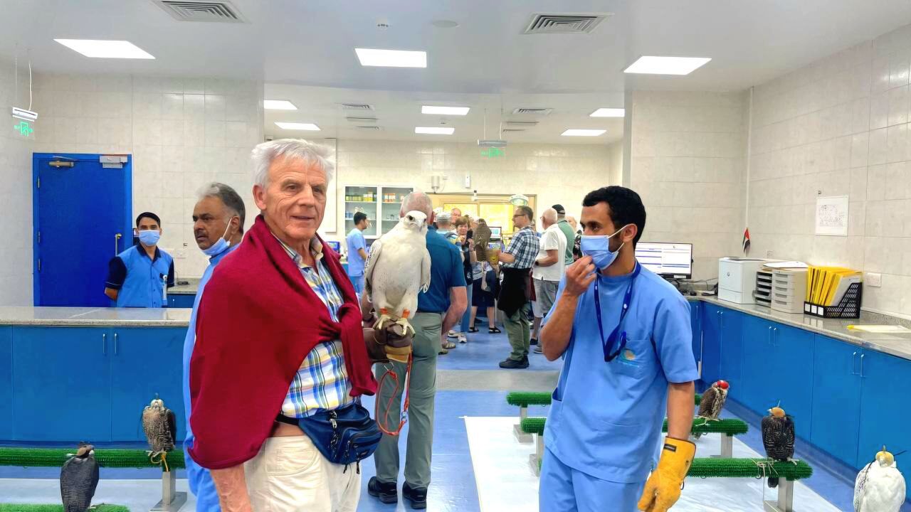 Abu Dhabi Falcon Hospital Tour, foto mit gierfalken