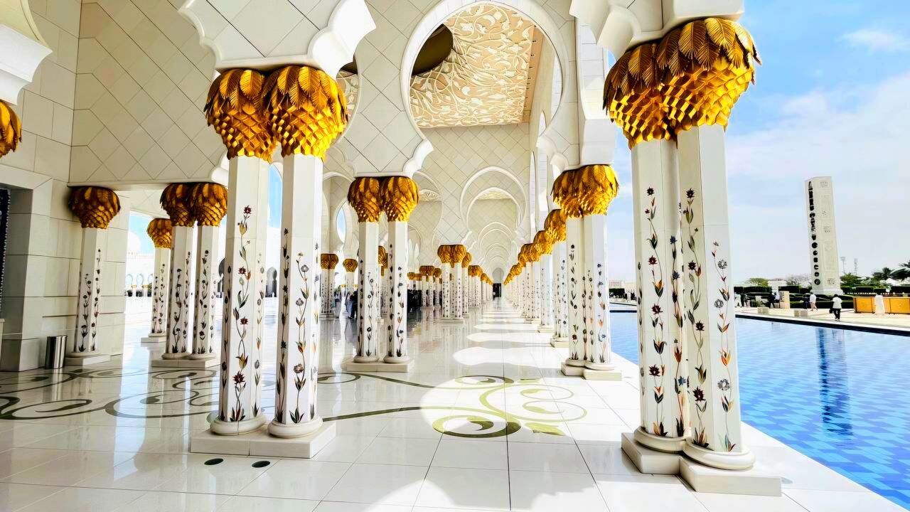 Mehr als tausend Säulen flankieren die Außenarkaden der Moschee, was als eines der auffälligsten Merkmale der Moschee gilt