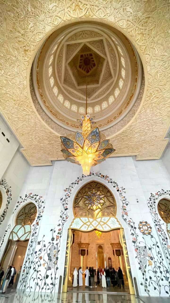 Für die Herstellung der Kronleuchter wurde mit 24-karätigem galvanisiertem Gold vergoldeter Edelstahl verwendet