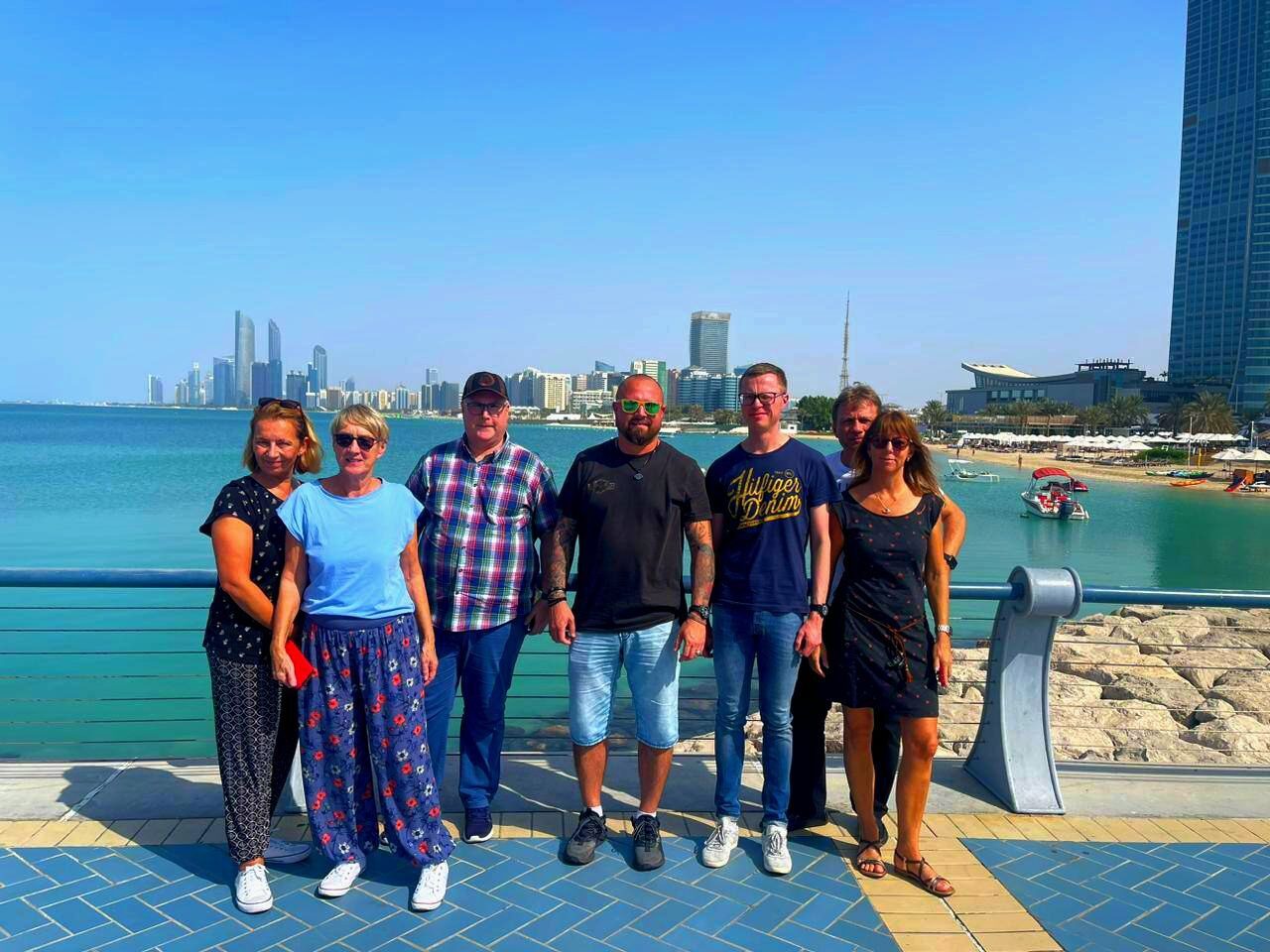 Die malerische Corniche-Promenade in Abu Dhabi bietet einen Panoramablick auf die Skyline der Stadt.