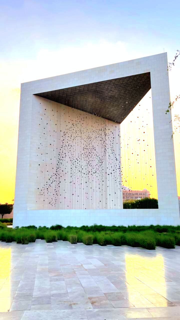 Es ist in einem 30 Meter hohen Pavillon untergebracht und besteht aus 1.327 geometrischen Formen an 1.110 Kabeln.