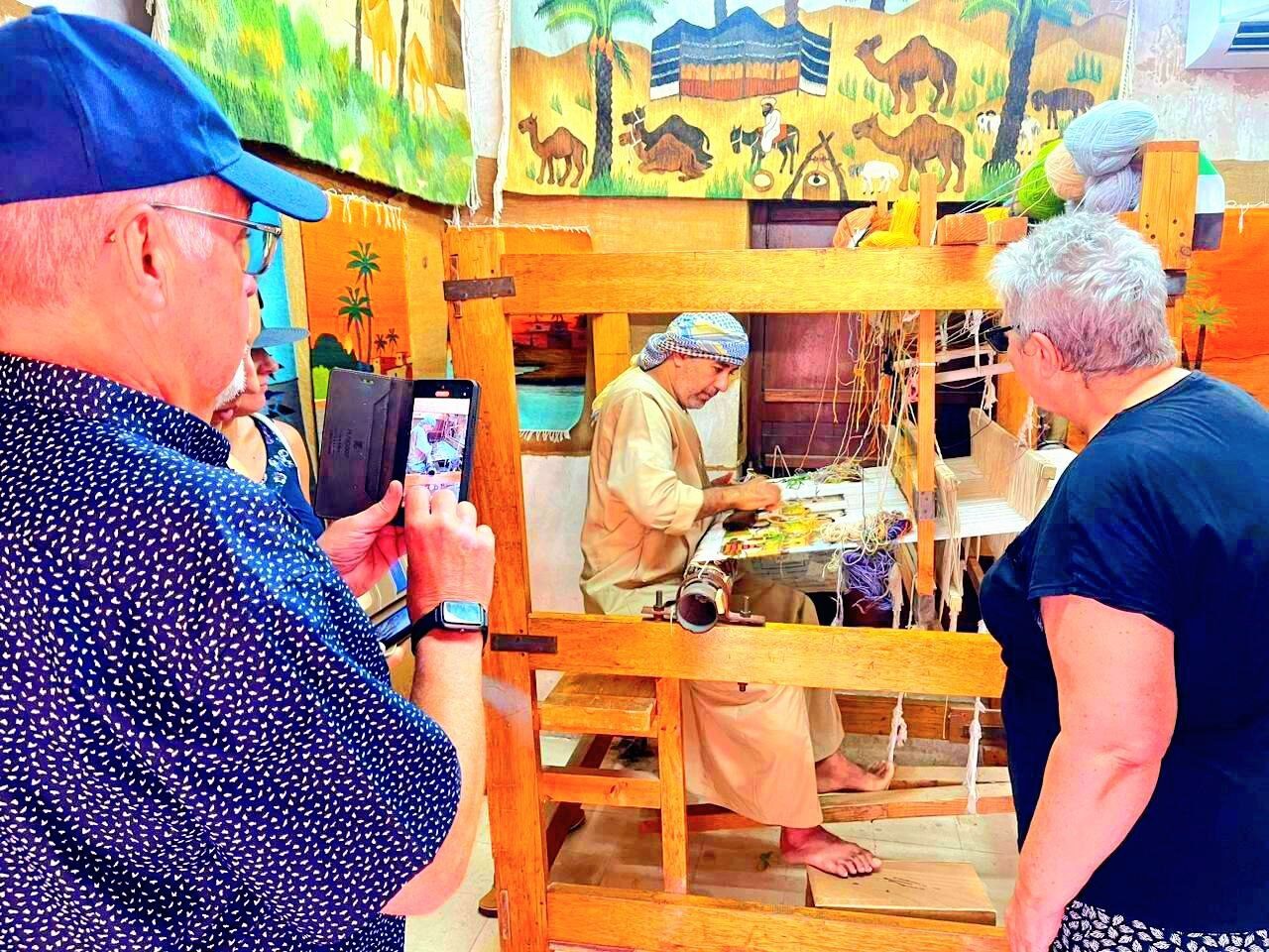 Weberei – eine traditionelle Kunst der emiratischen Kultur, die bis heute bewahrt und geschätzt wird.