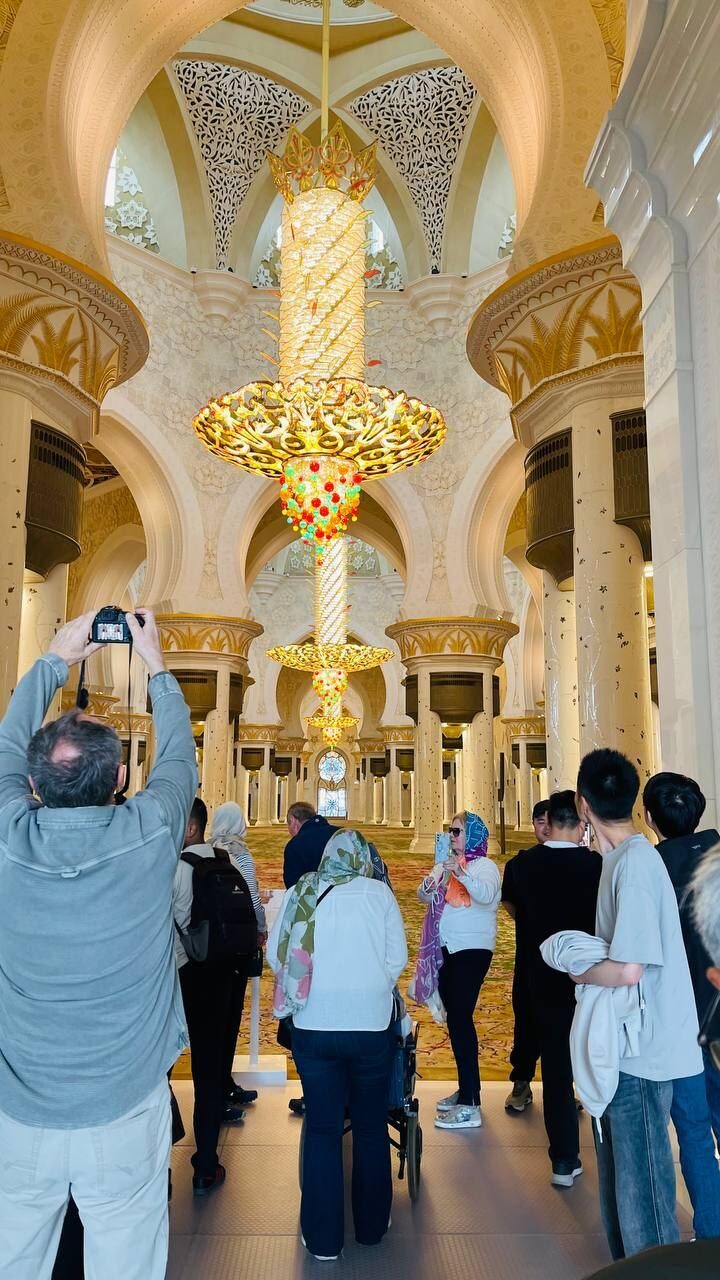 Die Große Scheich-Zayid-Moschee beherbergt sieben Kronleuchter, die im Einklang mit ihrem einzigartigen Design und der Ästhetik der islamischen Kunst und Architektur stehen