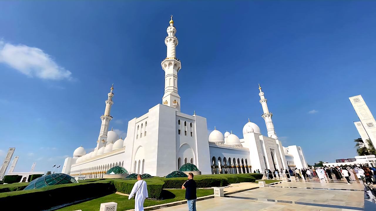 Die strahlend weiße Scheich-Zayed-Moschee in Abu Dhabi steht für Reinheit, Frieden und Tugend – ein Wahrzeichen der VAE.