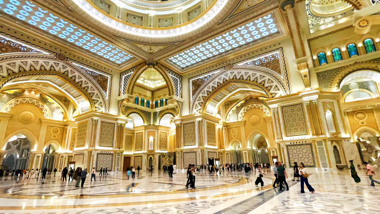 Die Große Halle im Qasr Al Watan, Abu Dhabi – prachtvolle Kuppel, Bögen und Mosaike, ein Highlight des kulturellen Erbes der VAE.