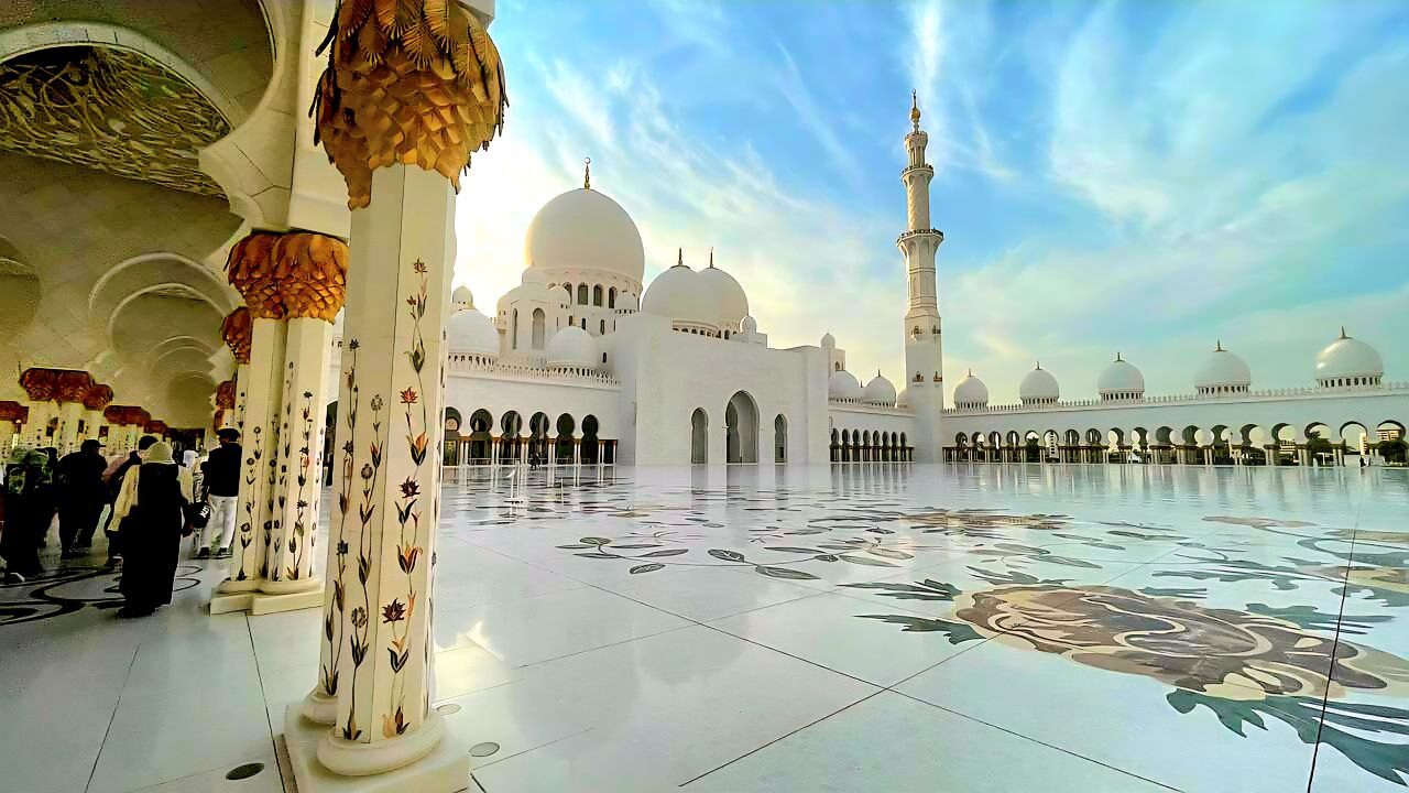 Der Sahan der Scheich-Zayid-Moschee wird hauptsächlich während der offiziellen Gebete Eid Al Fitr (Frühstücksfest) und Eid Al Adha (Opferfest) sowie für Taraweeh- und Tahajjud-Gebete während des Heiligen Monats Ramadan genutzt