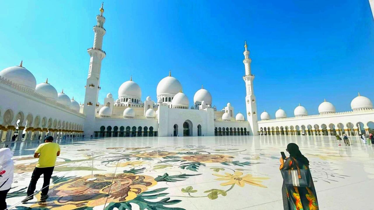 Die Große Scheich-Zayid-Moschee umfasst 82 Kuppeln unterschiedlicher Größe. Sie vereinen viele harmonische Formen islamischer Architektur, die überwiegend vom marokkanischen und mogulischen Stil inspiriert sin