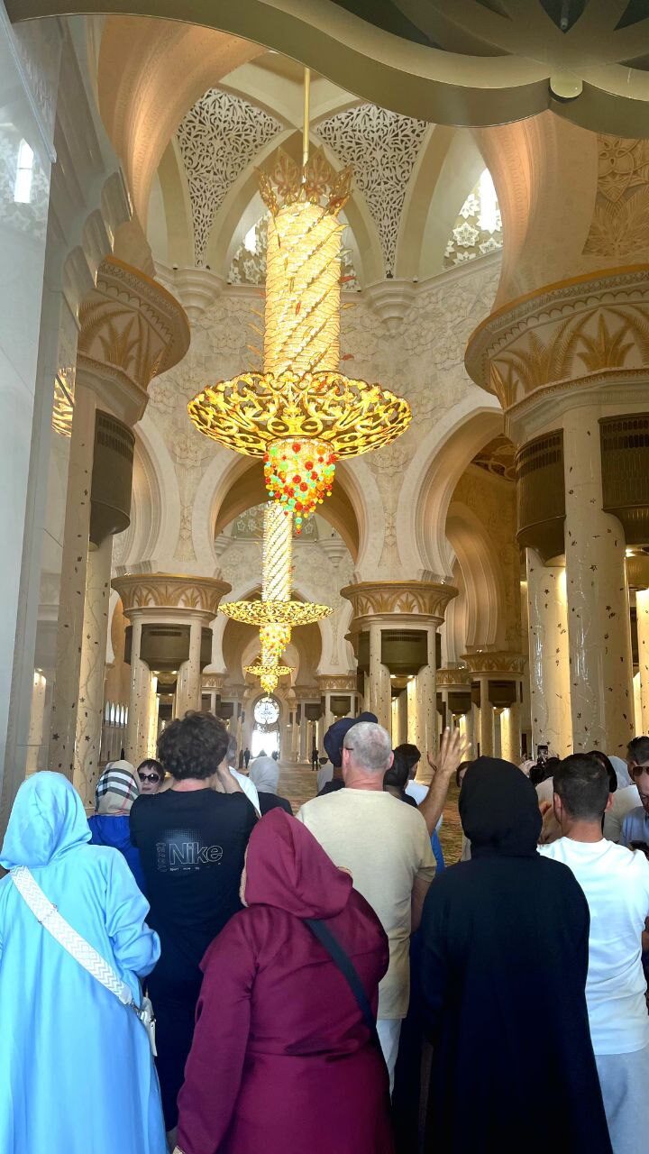 drei riesige Kristallleuchter an den drei Kuppeln in der Hauptgebetshalle hängen
