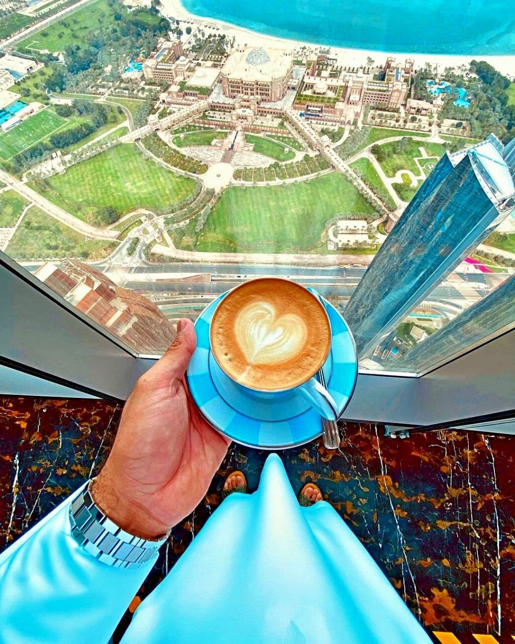 Aussichtsplattform der Etihad Towers mit Getränken und spektakulärem Blick auf das Emirates Palace Hotel in Abu Dhabi.