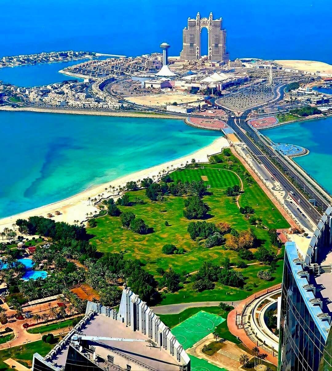 Aus 300 m Höhe: Atemberaubender Blick von den Etihad Towers auf die Highlights von Abu Dhabi.