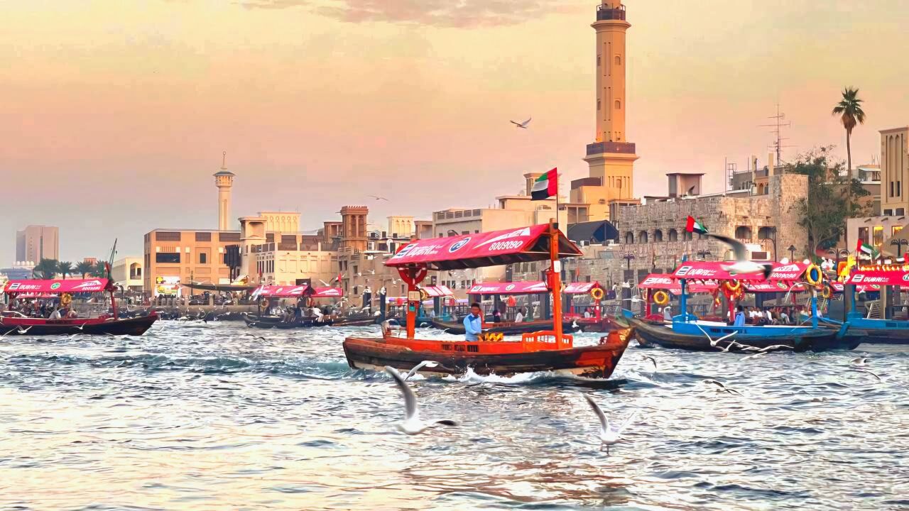 Das Abra-Boot über den Dubai Creek – traditionelles Wassertaxi und beliebtes Fortbewegungsmittel in Dubai.