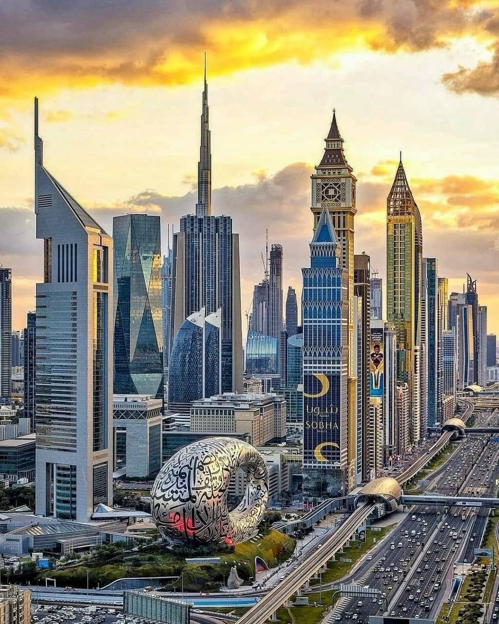 Sheikh Zayed Road – Dubais Hauptstraße mit beeindruckenden Wolkenkratzern und modernem Stadtbild, beliebtes Touristenziel und Symbol für das moderne Dubai in den VAE.